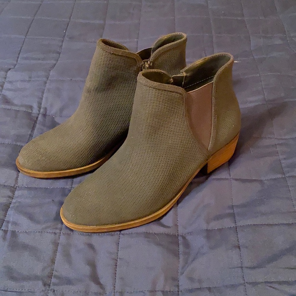 Kensie Gray Booties. Size 6.5.